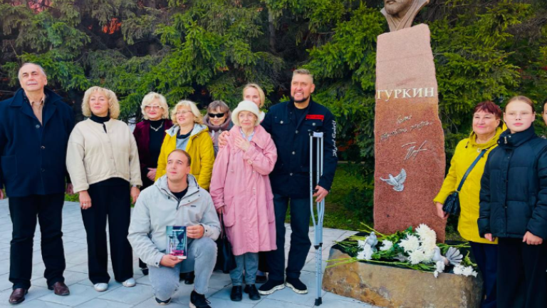 Памятник автору пьесы «Любовь и голуби» Владимиру Гуркину открыли в Черемхове